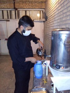 مرحوم حجت الاسلام علی خالق پور در حال چای ریختن در هیئت امام باقر علیه السلام مرحوم حجت الاسلام علی خالق پور در حال چای ریختن در هیئت امام باقر علیه السلام